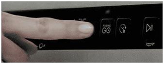 Bouton Push&Go sur le panneau de commandes d'un lave-vaisselle Indesit