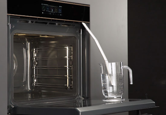Visuel repr�sentant le chargement de l'eau n�cessaire � la cuisson vapeur sur un four Smeg Omnichef