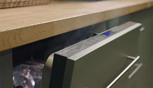 Visuel repr�sentant l'ouverture automatique de la porte en fin de cycle sur un lave-vaisselle Candy Smart Door