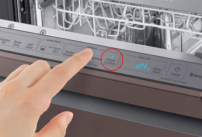 Visuel reprsentant un lave-vaisselle Samsung avec touche Smart Control sur son panneau de commandes