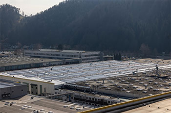 Photo de panneaux solaires install�s sur une usine du groupe Hisense - (cr�dit : Hisense)