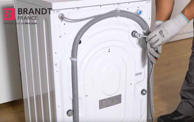 Image pr�sentant le retrait des vis de transport d'une machine � laver