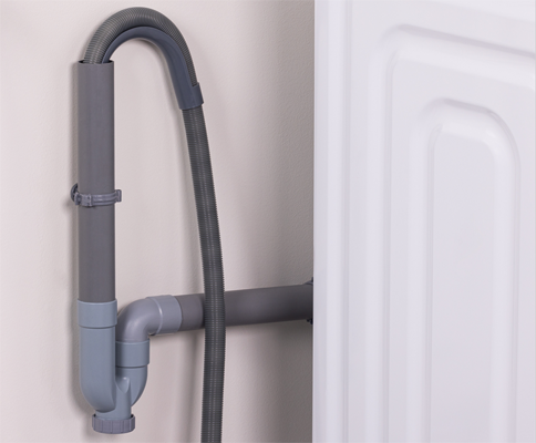 Illustration de la connexion du tuyau d'�vacuation d'une machine � laver � un siphon install� sur la conduite d'�vacuation des eaux us�es