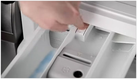 D�verrouillage de la bo�te � d�tergent d'une machine � laver pour pouvoir la nettoyer