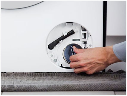 Photo montrant comment acc�der au filtre de vidange d'un lave-linge Bosch