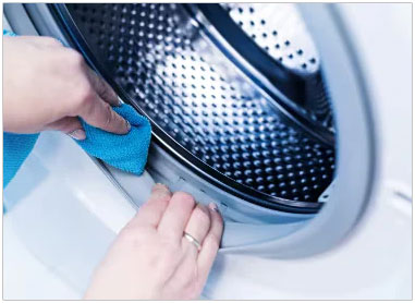 Photo illustrant le nettoyage de la manchette caoutchouc d'un lave-linge